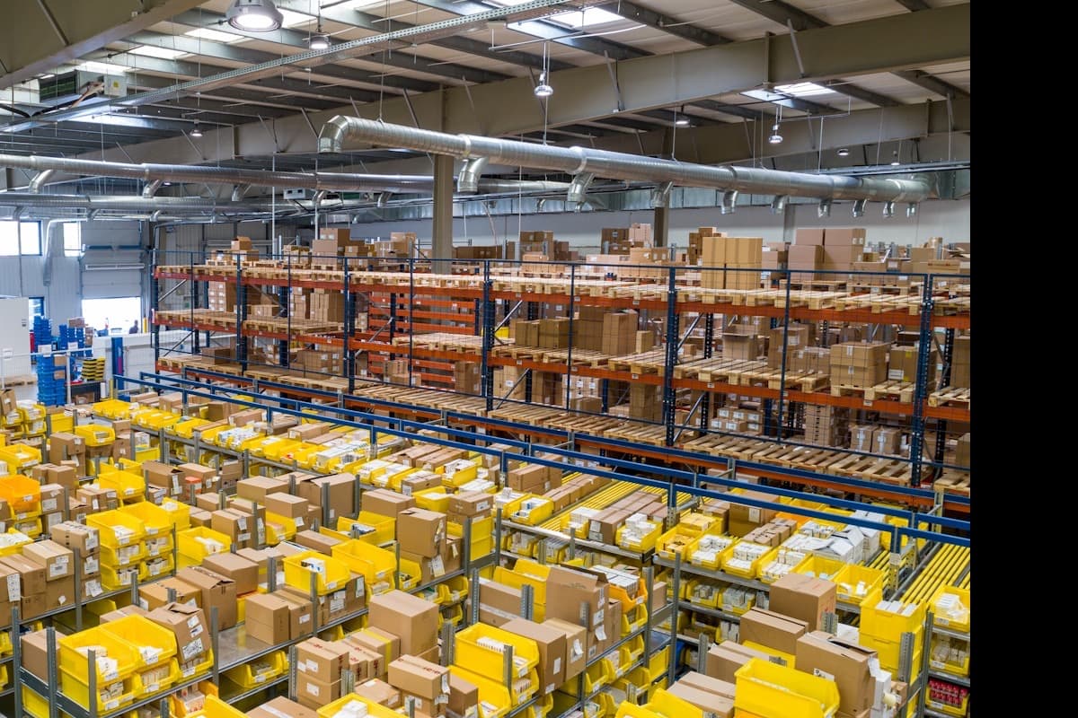Warehouse storage and pallet handling